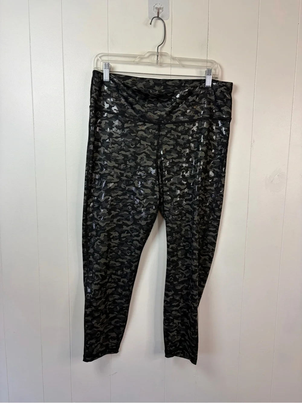 GapFit Women's Size Large Camo Foil 7/8 Leggings High Rise Athleisure Gym Yoga - Picture 3 of 7